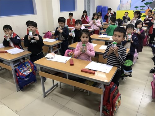 Học sinh lớp 1 hưởng ứng chương trình “Sữa học đường” - Nâng cao tầm vóc Việt